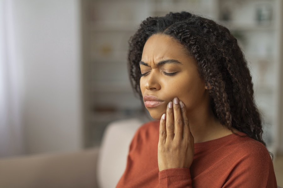 woman with toothache wondering if she should go to the emergency room for a toothache ER visit or to Hillstream Dental, dentist St Clair, dentist Rochester Hills